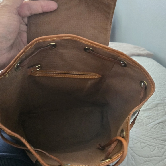 Beautiful LV Backpack - Picture 7 of 12